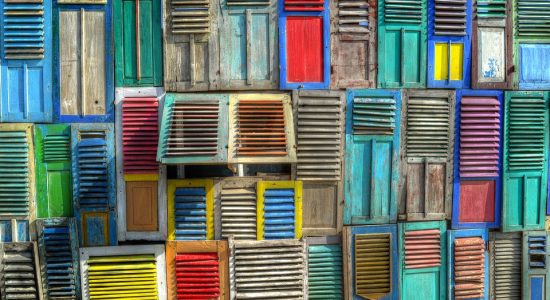 Volets en bois colorés