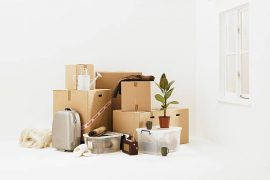 Tas de cartons pour un déménagement écologique