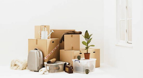 Tas de cartons pour un déménagement écologique