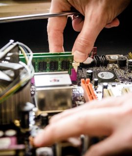 un equipement informatique ouvert pour réparation