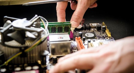 un equipement informatique ouvert pour réparation