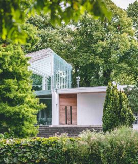 Une maison moderne et cubique dans la nature