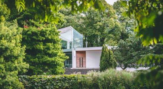 Une maison moderne et cubique dans la nature