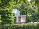 Une maison moderne et cubique dans la nature