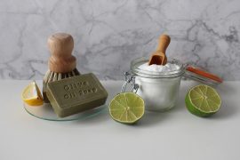 Savon à l'huile d'olive à côté d'un bocal en verre qui contient du bicarbonate de soude