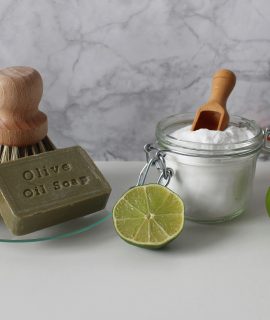 Savon à l'huile d'olive à côté d'un bocal en verre qui contient du bicarbonate de soude