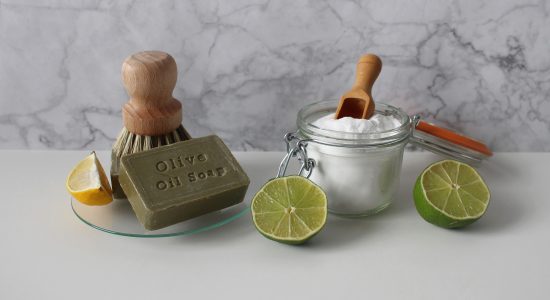 Savon à l'huile d'olive à côté d'un bocal en verre qui contient du bicarbonate de soude