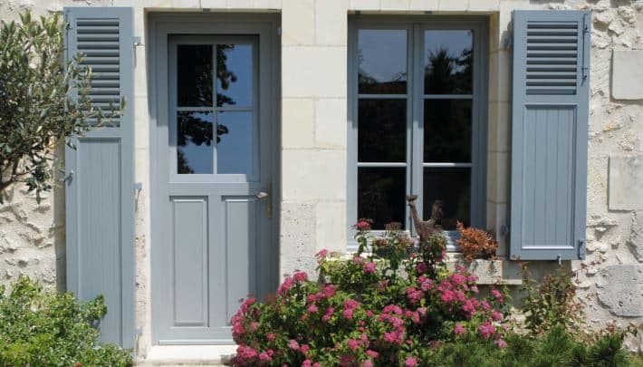 Volets battants en aluminium imitation bois