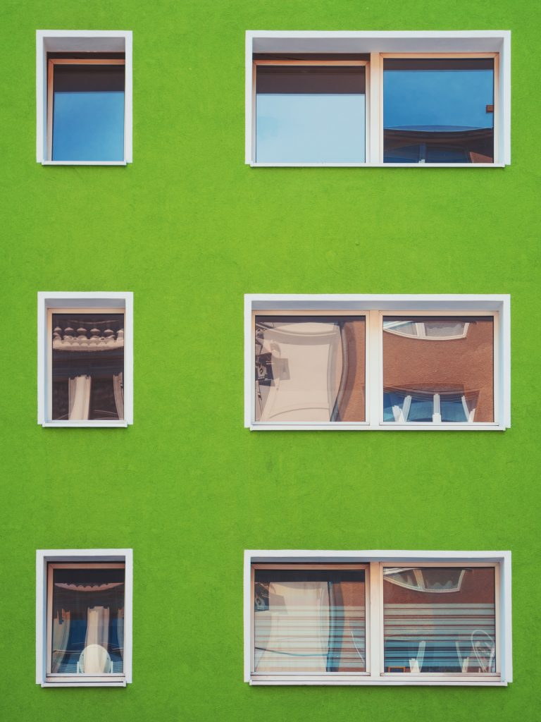 Un eimmeible vert avec des fenêtres