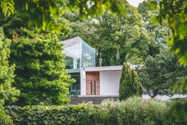 Une maison moderne et cubique dans la nature