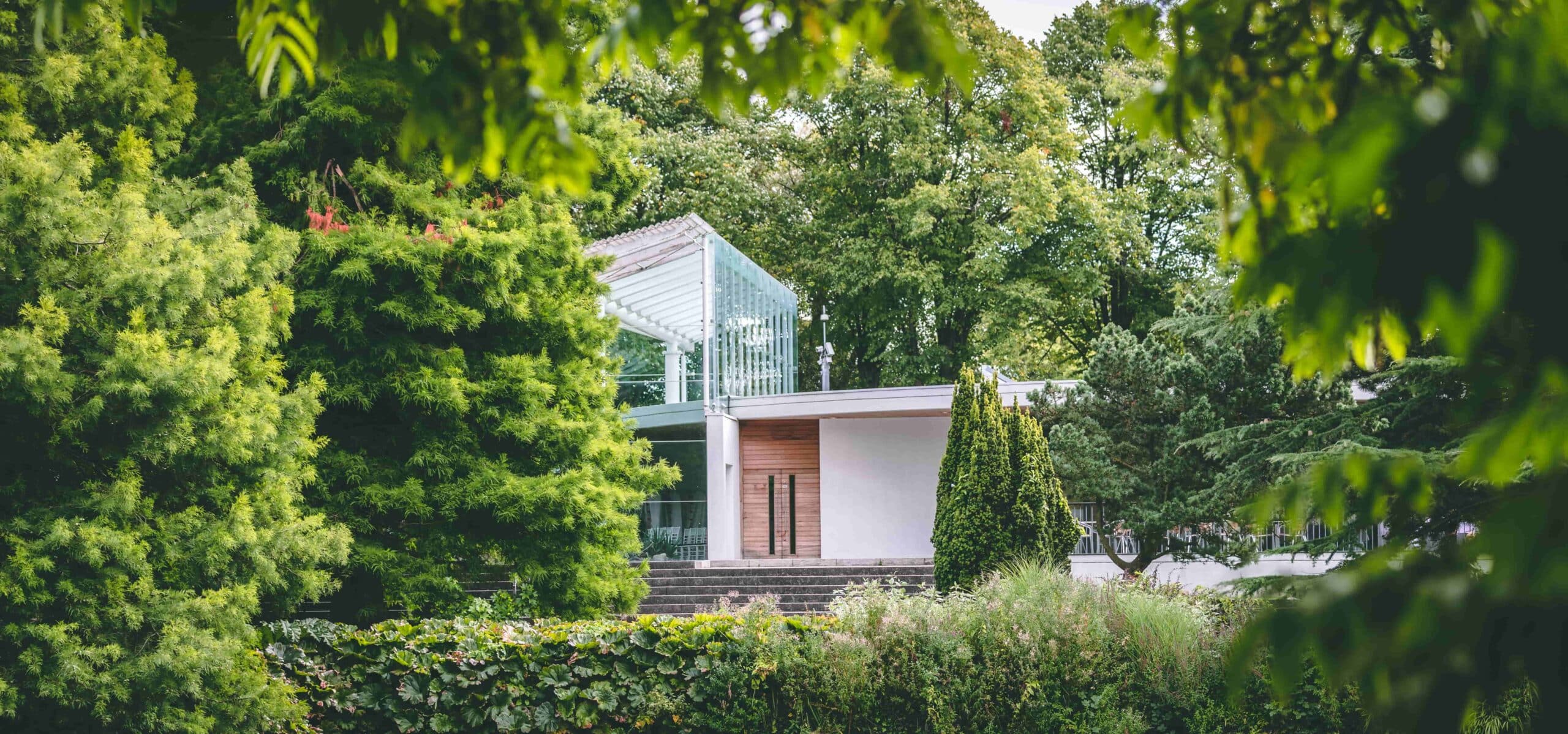 Une maison moderne et cubique dans la nature