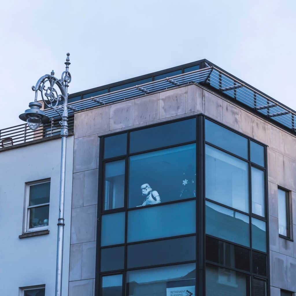 Une maison moderne avec un stromtropper derrière la fenêtre