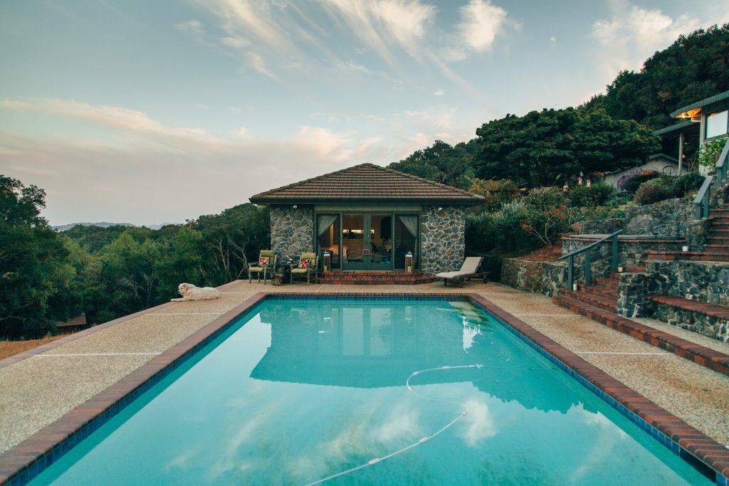 Piscine au bord d'une maison